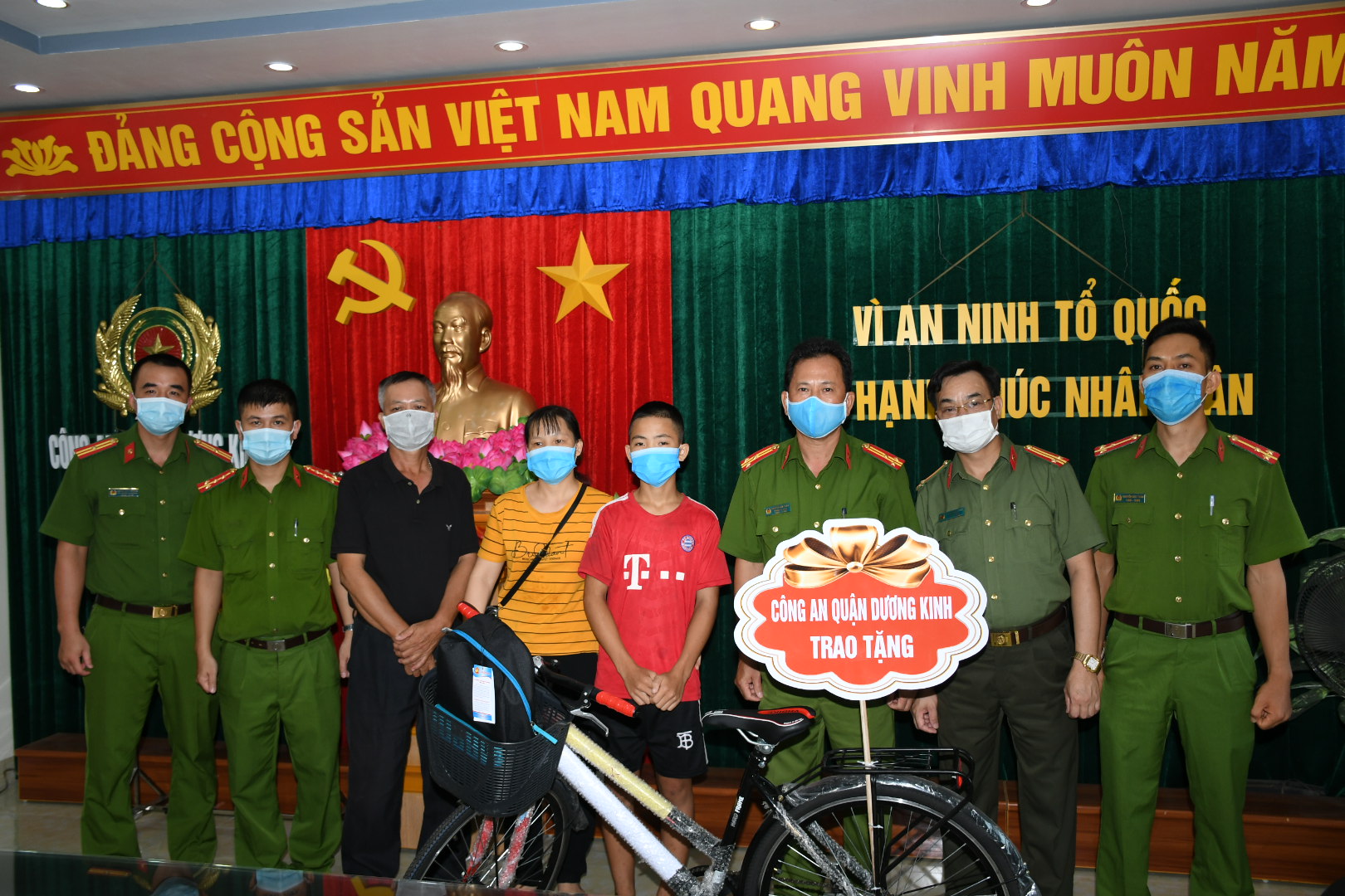 Công an quận Dương Kinh: Tặng xe đạp, ba lô cho cháu Hoàng Văn Quyến lạc từ Hà Giang về Hải Phòng
